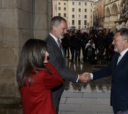 Su Majestad el Rey recibe el saludo de Darío Dolz, alcalde de Cuenca a su llegada al Ayuntamiento