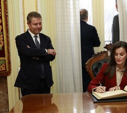 Doña Letizia firma en el Libro de Honor en el despacho del alcalde de Cuenca