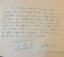 Detalle de la dedicatoria de Sus Majestades los Reyes en el Libro de Honor