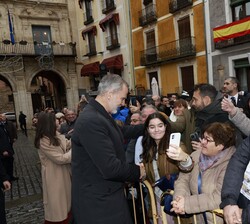 S.M. el Rey saluda al público que les esperaba a la salida de la visita al Ayuntamiento de Cuenca