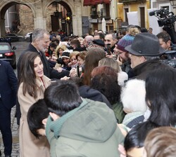 Sus Majestades los Reyes saludan al público en el exterior del Ayuntamiento de Cuenca