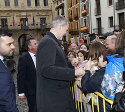 Don Felipe conversa con el público en el exterior del Ayuntamiento