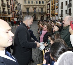 S.M. el Rey firma un autógrafo en un plano turístico a una niña que se encontraba  entre el público