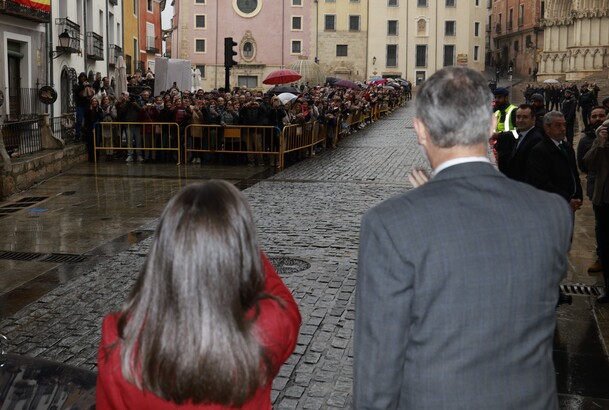 Sus Majestades los Reyes a su llegada al Ayuntamiento de Cuenca