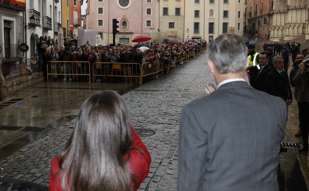 Sus Majestades los Reyes a su llegada al Ayuntamiento de Cuenca