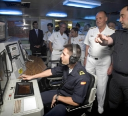 El Rey a bordo del Buque de Asalto Anfibio "Castilla"