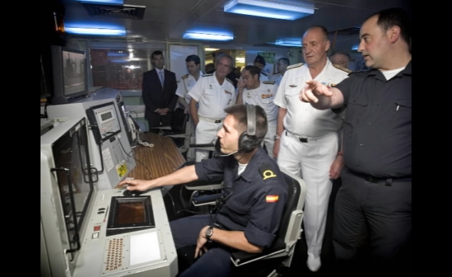El Rey a bordo del Buque de Asalto Anfibio "Castilla"