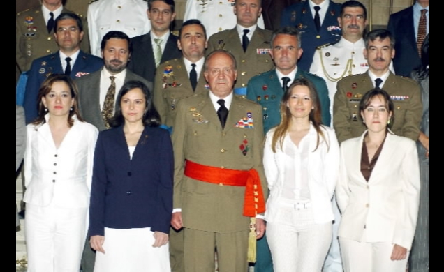 El Rey con una representación del curso