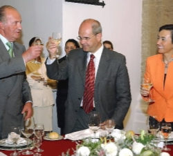 El Rey brinda con el presidente de la Junta de Andalucia