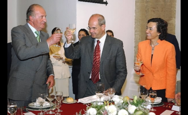 El Rey brinda con el presidente de la Junta de Andalucia