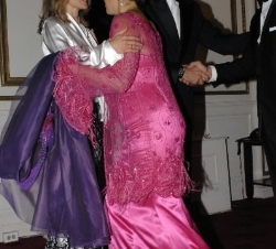 Los Príncipes saludan a Cristina de Borbón Dos Sicilias y su esposo, Pedro López Quesada, en la cena de gala conmemorativa del centenario de la Hispan