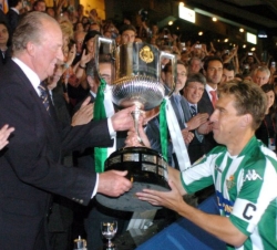 El Rey haciendo entrega del Trofeo