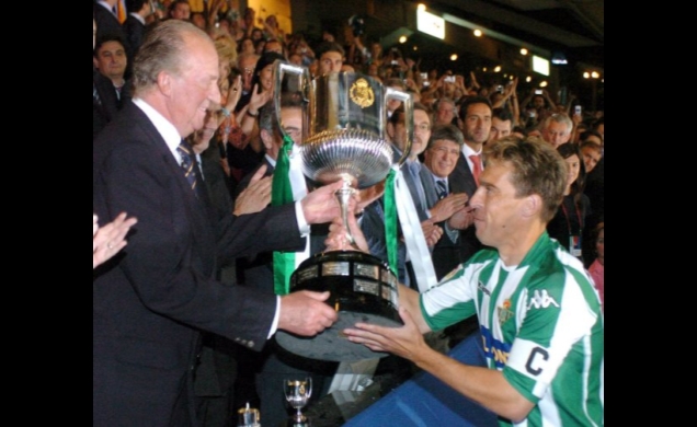 El Rey haciendo entrega del Trofeo