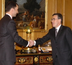 Don Felipe, saluda al rector de la Universidad de Valladolid, Jesús María Sanz Serna
