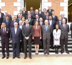 Los Príncipes junto a los miembros de la Comisión España-Aichi