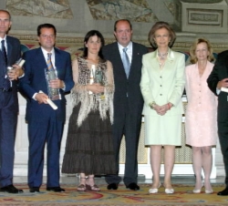 La Reina con los galardonados