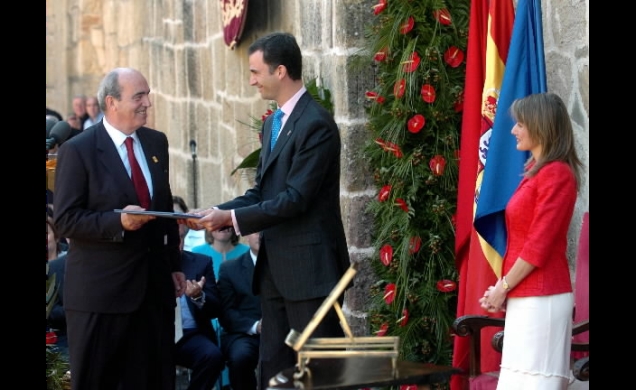 Don Felipe entrega el Premio a Javier Manterola Armisén
