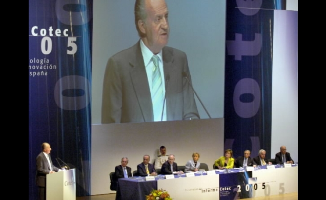 Don Juan Carlos en el momento de pronunciar su discurso