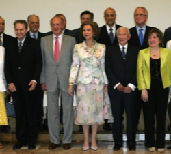 Sus Majestades los Reyes con los miembros del COI