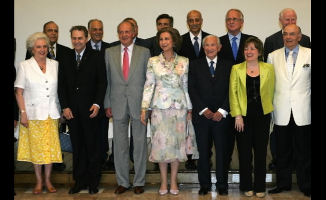 Sus Majestades los Reyes con los miembros del COI