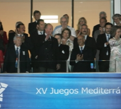 Los Reyes saludan desde el palco al público asistente a la ceremonia de inauguración.