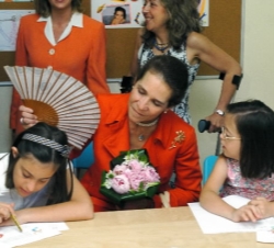 Doña Elena observa el trabajo que realiza una niña