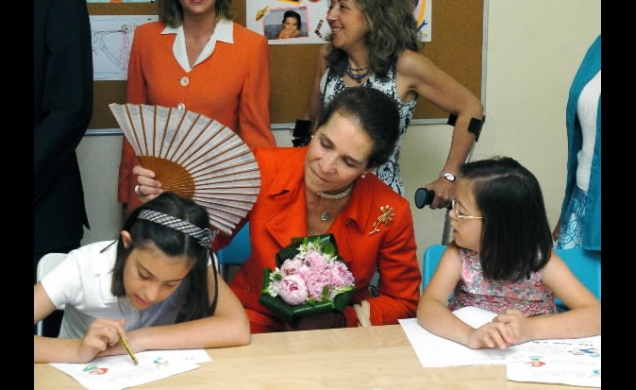 Doña Elena observa el trabajo que realiza una niña