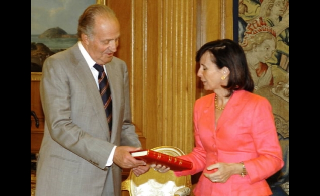 La presidenta del Tribunal Constitucional entrega la memoria al Rey