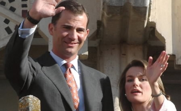 Los Príncipes saludan desde el balcón del Ayuntamiento