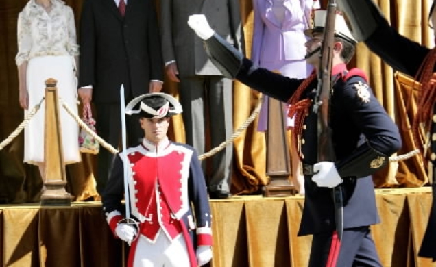 Los Reyes y el presidente de colombia durante el desfile