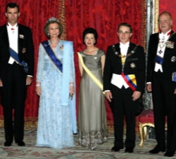 Los Reyes y el Príncipe con el presidente de Colombia y señora