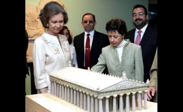 La Reina con la Sra. de Uribe