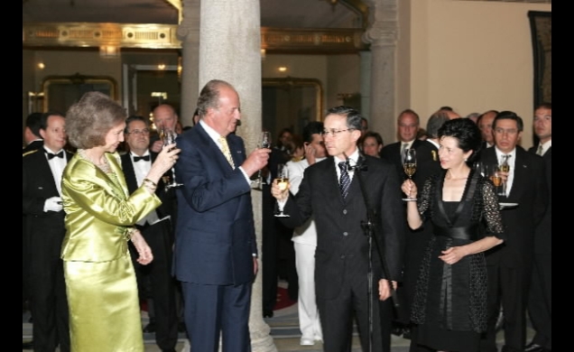 Los Reyes con el presidente de Colombia