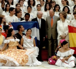 Los Reyes con los jóvenes participantes en la expedición