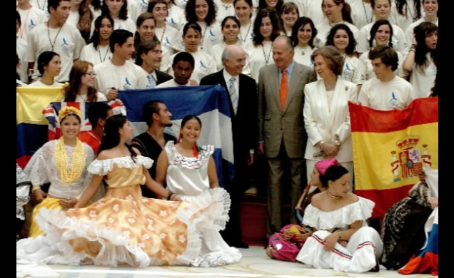 Los Reyes con los jóvenes participantes en la expedición