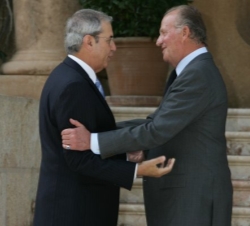 El Rey saluda al presidente de la Xunta de Galicia