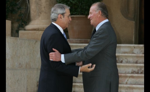El Rey saluda al presidente de la Xunta de Galicia