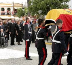 Los Reyes, Las Infantas Doña Cristina y Doña Pilar durante el funeral