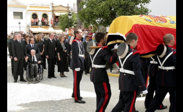 Los Reyes, Las Infantas Doña Cristina y Doña Pilar durante el funeral
