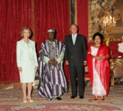 Los Reyes con el presidente de Nigeria y señora