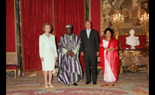 Los Reyes con el presidente de Nigeria y señora