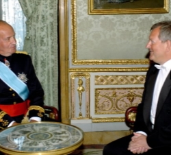 El Rey con el Embajador del reino de Suecia