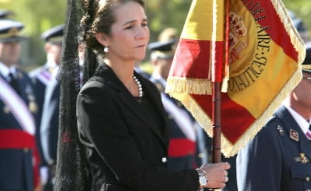 La Infanta durante el acto de entrega de la enseña naconal