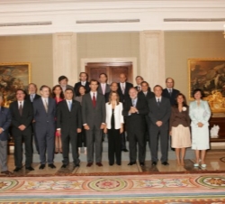 Los Príncipes con la Junta Directiva de la Asociación de la Prensa de La Coruña