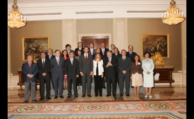 Los Príncipes con la Junta Directiva de la Asociación de la Prensa de La Coruña