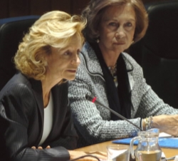 La Reina junto a la ministra de Sanidad, Elena Salgado