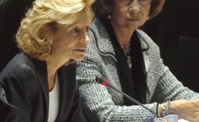 La Reina junto a la ministra de Sanidad, Elena Salgado