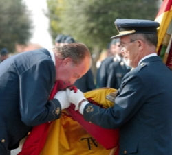 El Rey durante el juramento a la Bandera