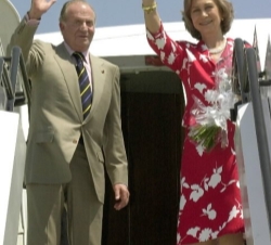 Los Reyes, en su despedida de Rumanía, tras finalizar su Visita de Estado a este país. 
(Aeropuerto Internacional Bucarest-Otopeni, 12 de junio de