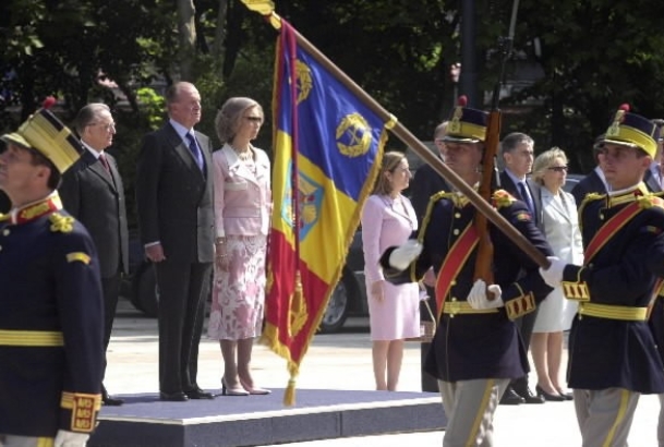Los Reyes, con el Presidente de la República de Rumanía, Ion Iliescu, en la ceremonia de bienvenida a este país. 
(Bucarest, 11 de junio de 2003)